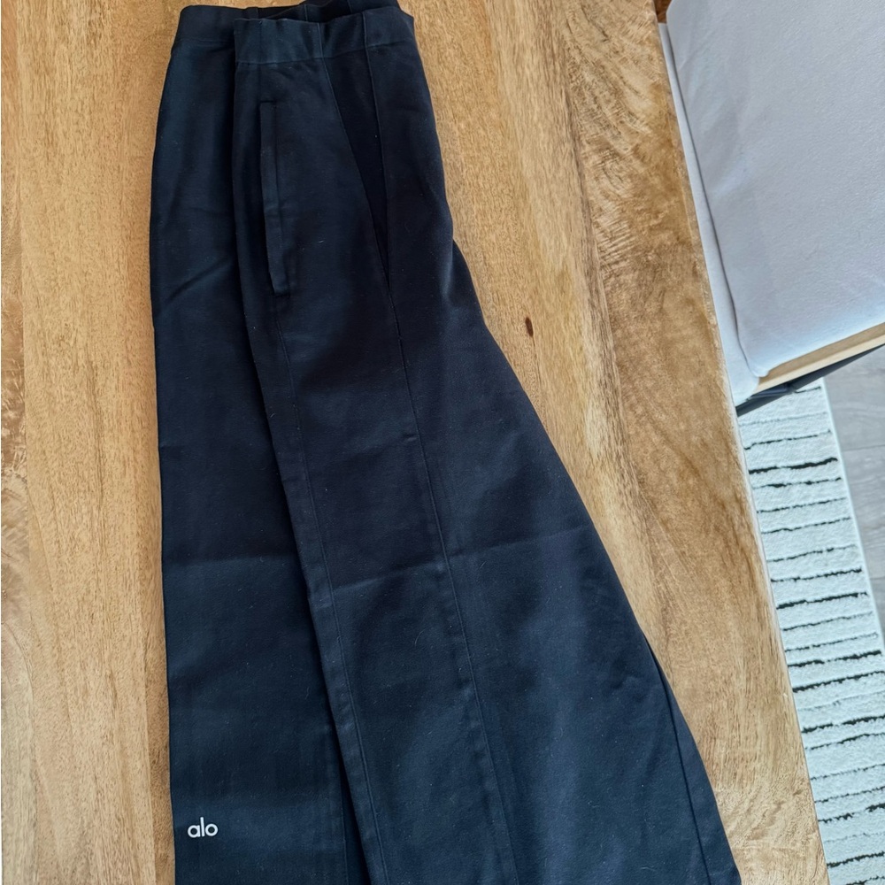 ALO Yoga Woman’s  Dark Joggers